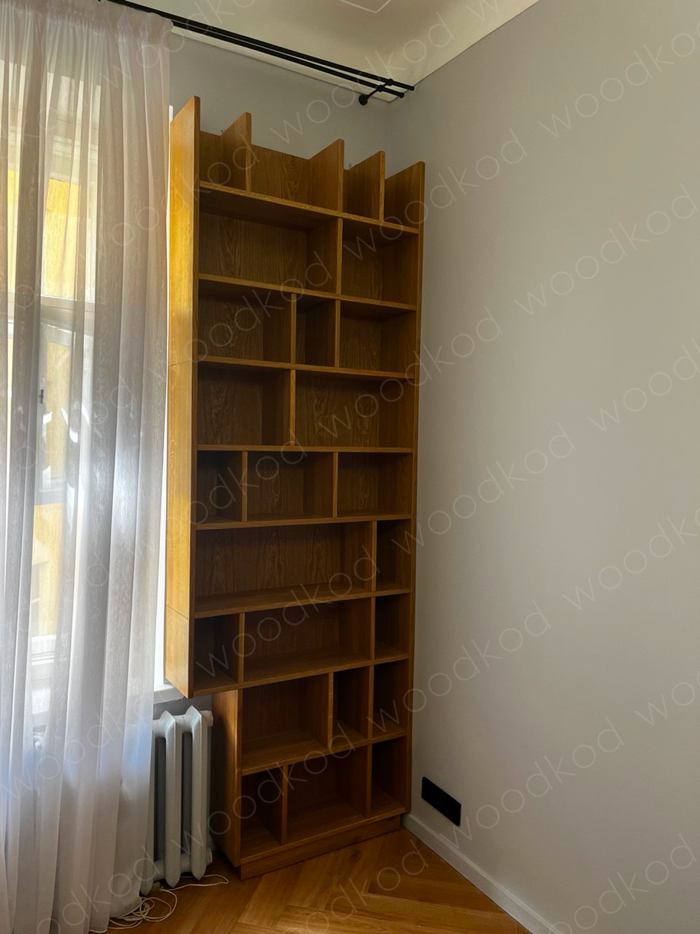 Стеллаж для книг из цельноламельного дуба с задней стенкой